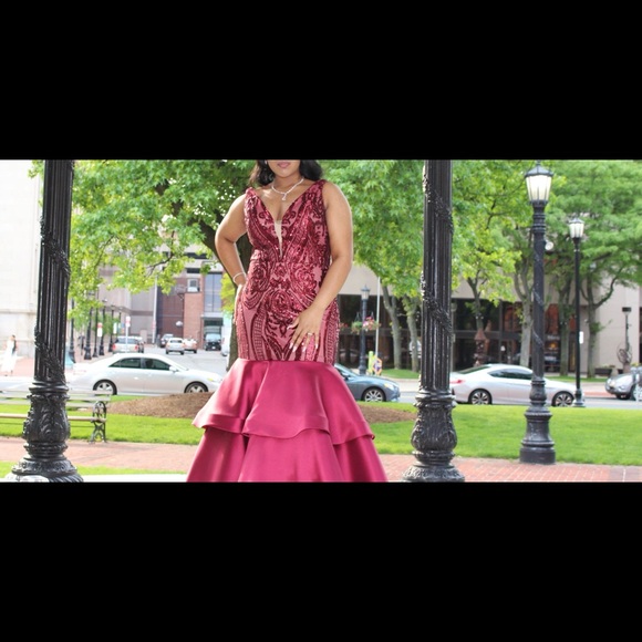 Selling my 2019 PROM DRESS - Picture 2 of 3